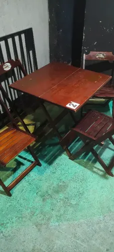 Vendo 5 jogos de mesa de madeira dobrável 
