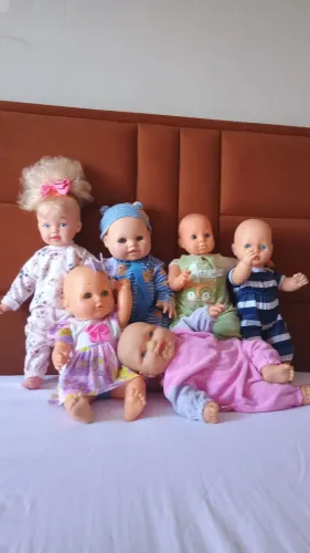 Lote de bonecas antigas entre elas tem uma da marca Berenguer e uma da marca syderal