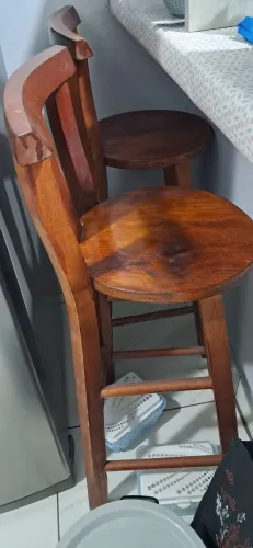 Duas banquetes de madeira