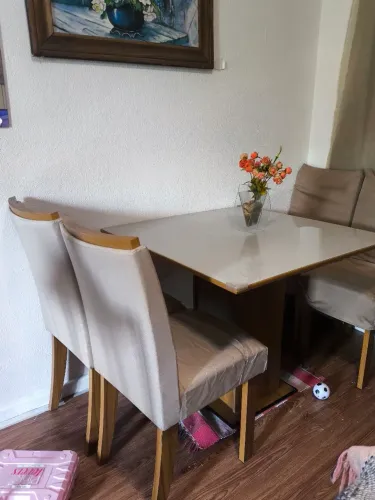 Mesa com quatro cadeiras