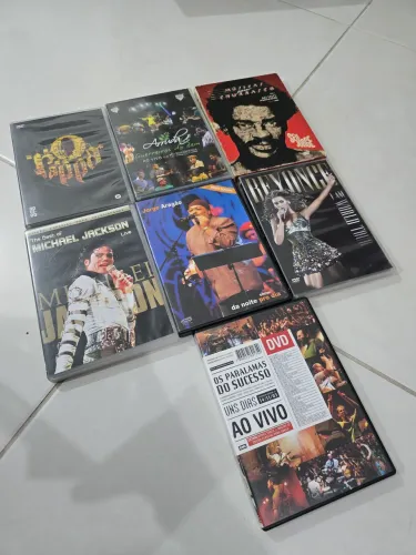 Lote com 42 DVDs
