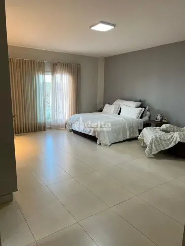 Casa residencial disponível para venda no bairro Alto Umuarama em Uberlândia-MG