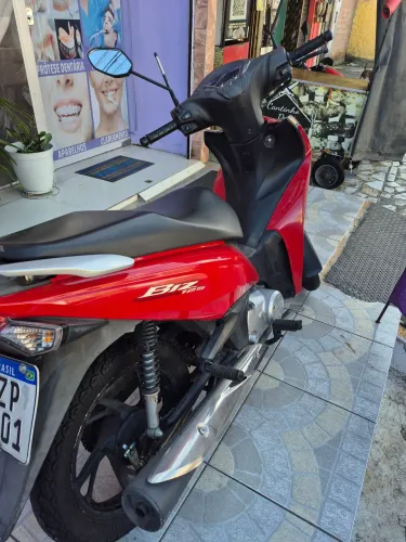 Vendo uma moto biz 125 único dono com 21.000 km ando pouco, preço 15.000 