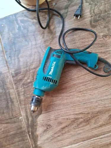 Vende-se essa furadeirada makita semi nova com nota fiscal