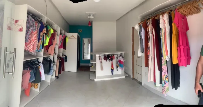 Vende-se móveis de loja de roupas