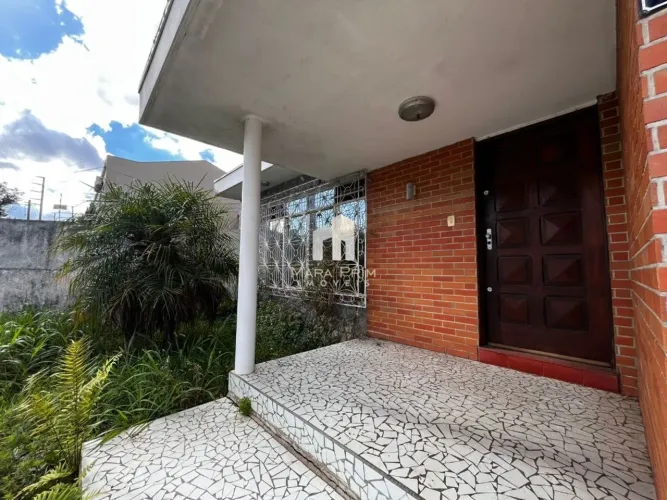 Casa com 03 dormitórios disponível para locação por R$4.500,00, 220m² - Bom retiro, Curiti