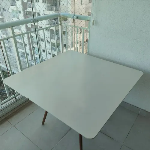 Mesa de jantar Eames Effiel 110cm quadrada