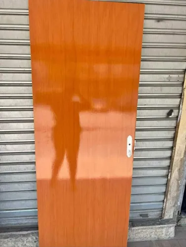 Folha Porta de madeira completa de desenhada com fechadura e maçanete