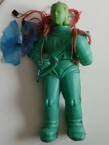 Boneco paraquedista anos 80 plástico bolha 