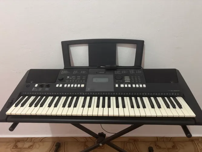 Teclado PSR E423 com suporte +suporte para partituras e fonte