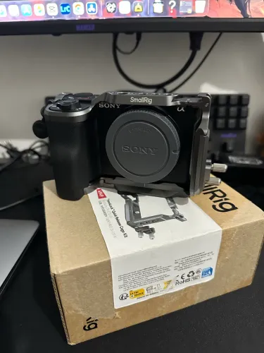 Sony ZV-E10 Mark II + Cage SmallRig + Bateria Original