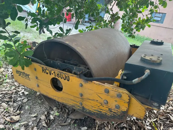 Rolo compactador vibratório 