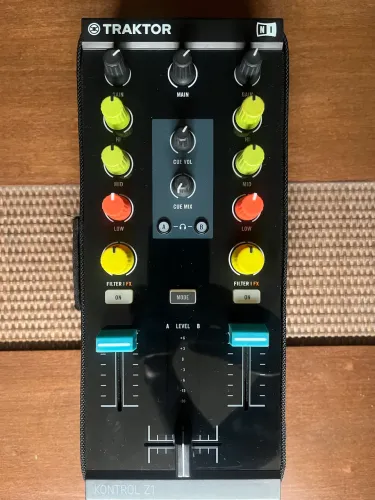 Controladora/mixer DJ Traktor Z1 + Bag/estojo