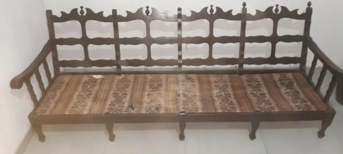 Vendo sofá 4 lugares em madeira maciça "antigo"