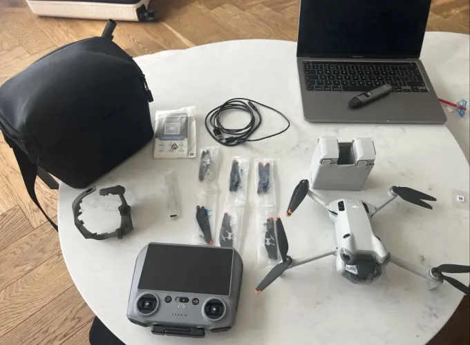 Drone DJI Mini 4 Pro Combo com câmera 4K / 3 baterias e diversos acessórios (Com Tela)