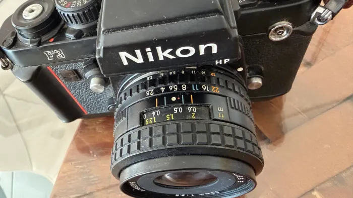 Nikon F3 HP Profissional + 50mm f/1.8 | Ícone da Fotografia Analógica