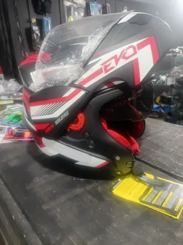 Capacete escamoteável Robocop com óculos interno 