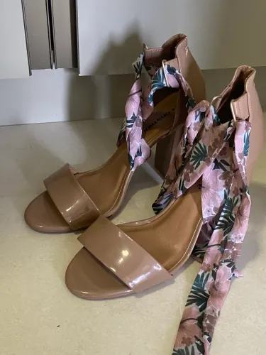 Salto constance nude tamanho 36