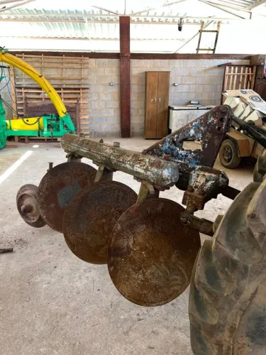 Arado tatú 3 discos para trator