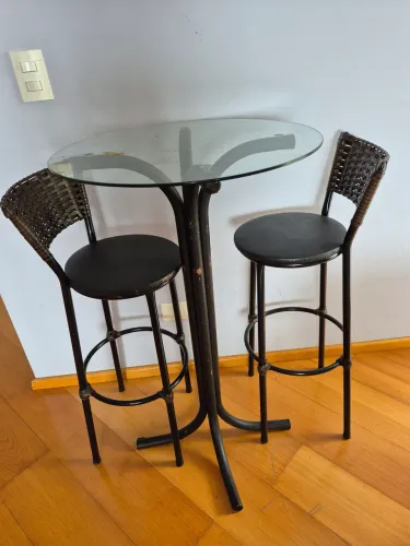 Mesa bistro com banquetas