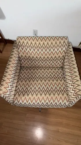 Cadeira estofada giratória padrão em zig zag/chevron