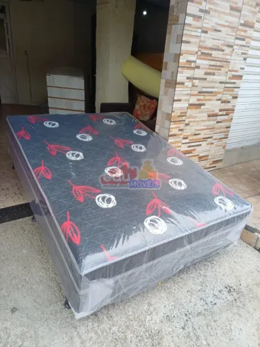 Cama box casal conjugada com espuma de 12 centímetros colada diretamente à base, tudo junt