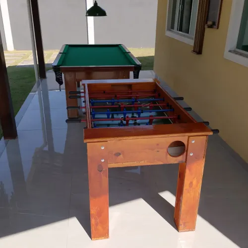 Oportunidade pra quem quer adquirir uma mesa de madeira com alta qualidade! 