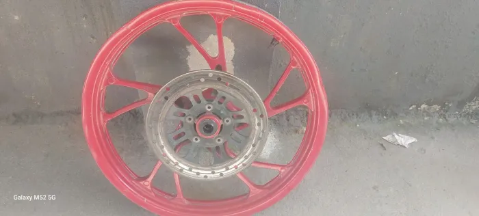 Roda de liga leve original Honda dianteira.