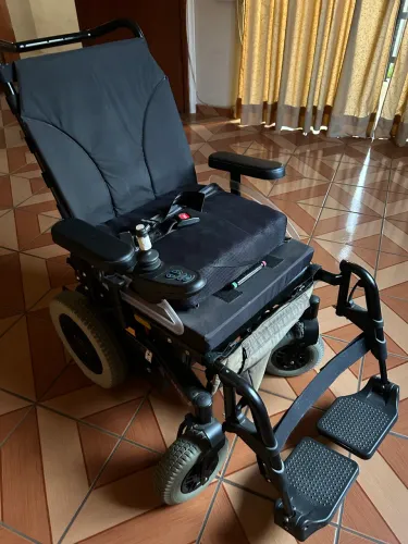 Cadeira de rodas OTTOBOCk B400 motorizada com almofada ROHO