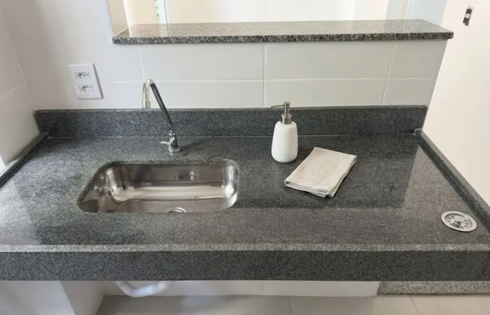 Bancada/Pia de Granito Cinza Andorinha 1,35m com Cuba Inox - NOVA