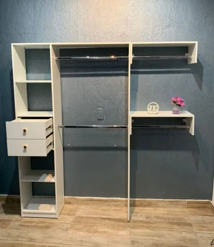 Closet com araras e gavetas em mdf