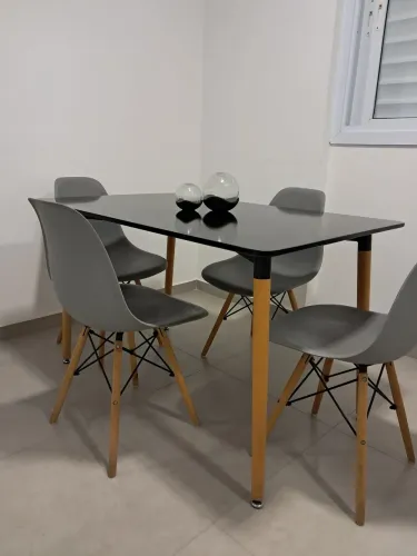 Vendo Mesa com 4 cadeiras