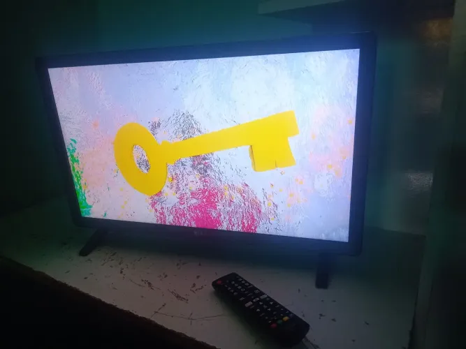 Vendo TV LG smart de 24 por 450 vecom os suporte e o controle 