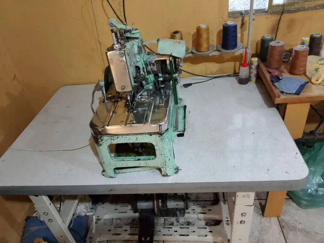 Máquina custura traveste é casiadeira