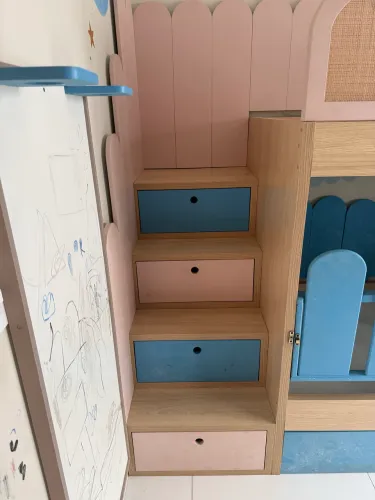 Cama triliche menina e menino com gavetas e mesinha de níveis todos modulados