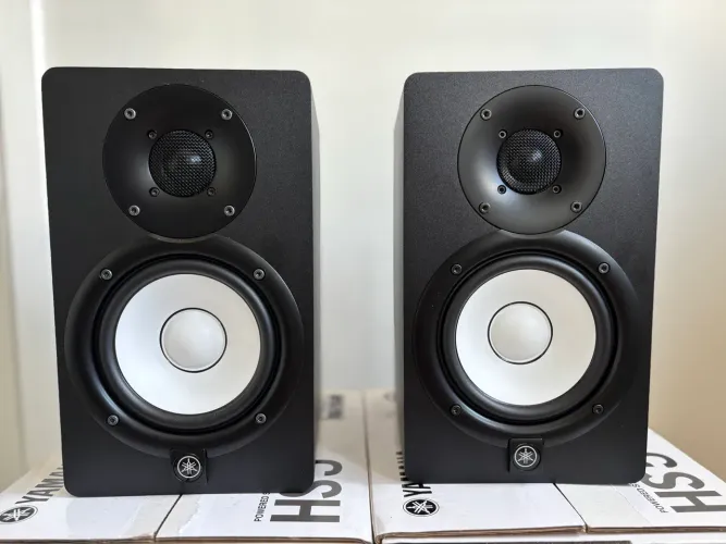 Monitores Yamaha HS5