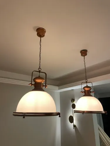 Par de Lustres Pendentes em Bronze e Vidro Leitoso | Estilo Industrial