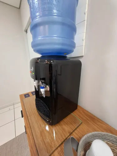 Bebedouro preto para galão de 10 e 20 litros, água gelada e natural! 
