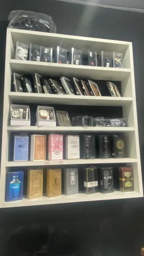 Expositore para perfumes , cintos , esmaltes ?