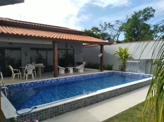 Casa na Praia da Penha com 03 quartos, sendo 01 suíte e com Piscina. 