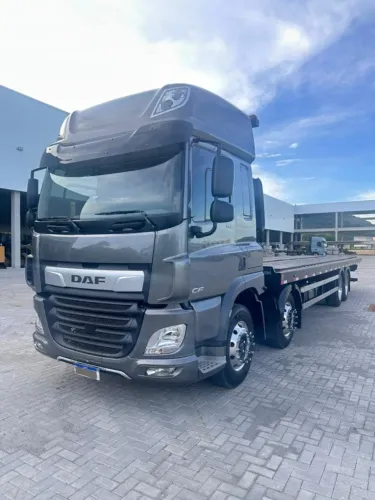 CAMINHÃO PLATAFORMA DAF CF 310 8X2 SPACE CAB AUT