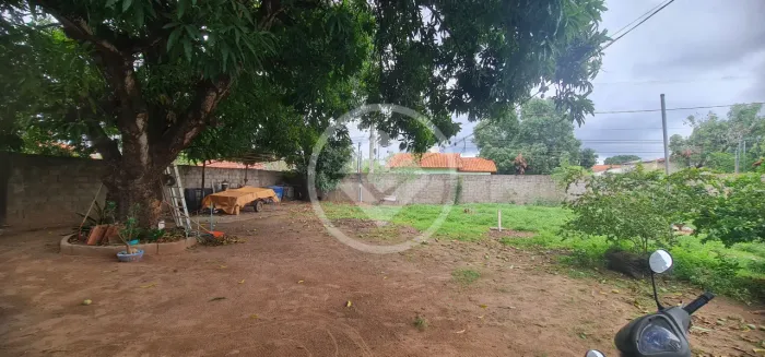 Vendo Terreno com 600 metros quadros de esquina, o terreno possui uma ampla casa com 3 qua
