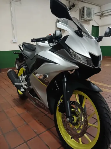 Yamaha R15  