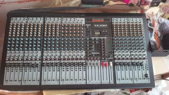 Mesa de som Soundcraft SX 3204 de 32 canais!