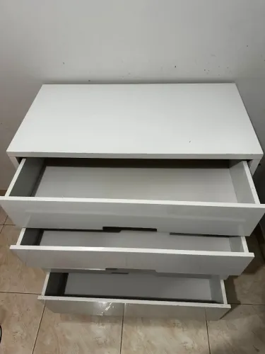 CÔMODA DE QUARTO BRANCA - 4 GAVETAS COM PUXADORES EMBUTIDOS