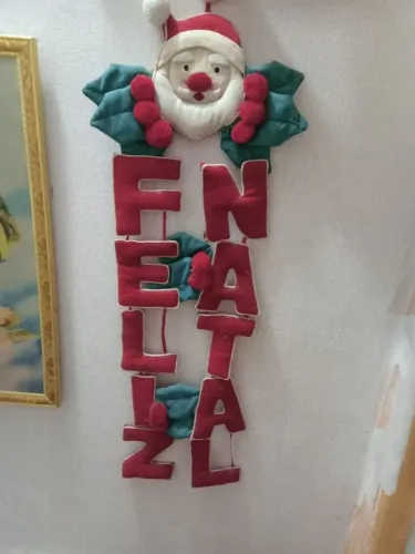 Enfeite de Porta Natalino vertical em feltro decorado com rosto do Papai Noel na Superior