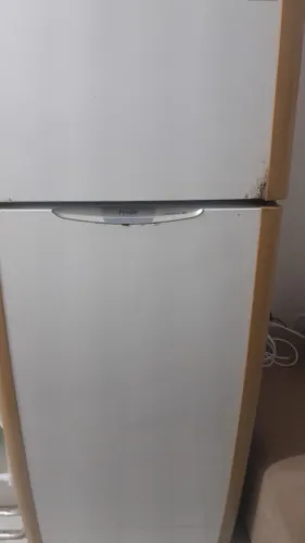Vendo geladeira com marcas de uso gelando tudo