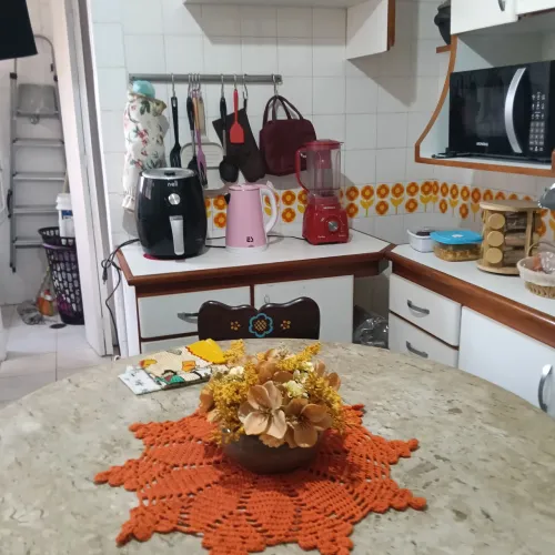 Vende se essa mesa com cadeiras de madeira maciça , base em madeira  mármore travertino...