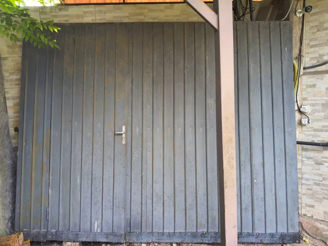 Portão de contra-peso com porta.