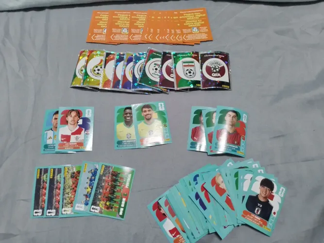 Vendo ou troco 325 figurinhas 